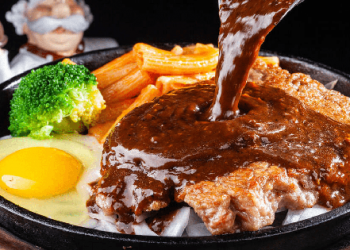 Đĩa bít tết thường có trứng ốp tái, nhiều người không biết ăn luôn nhưng sự thật bất ngờ