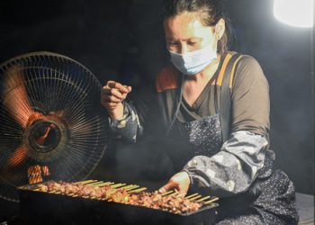 Quán thịt xiên “chờ” ở Hà Nội: Giá ngang cốc trà đá, ngày 1000 xiên bay vèo