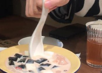 Chỉ một động tác, cô nàng phát hiện cách các nhà hàng “lừa dối” khách bấy lâu