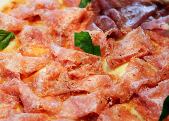 Sự khác biệt khi pizza kết hợp với salami