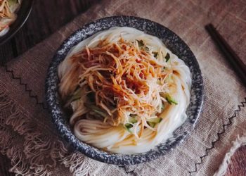 Tối nay chuẩn bị 15 phút là sáng mai có mì trộn cực ngon ăn sáng, lại tận dụng được gà luộc còn dư từ Tết!