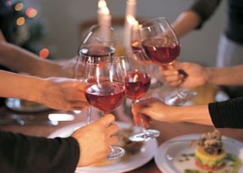 Cách từ chối uống rượu bia khi tiệc tùng nhất định phải biết