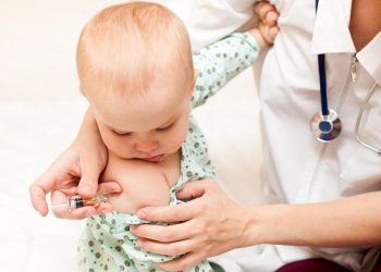 Mách mẹ những cách giúp bé không bị đau, sốt sau khi tiêm phòng