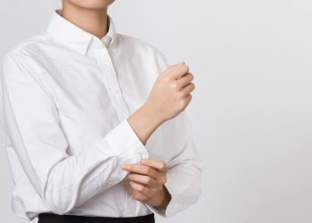 Nếp nhăn trên áo sơ mi: Nguyên nhân và cách khắc phục