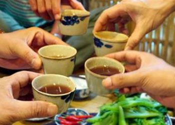Làm cách nào để tránh ngộ độc rượu bia trong dịp Tết?