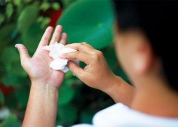Bỏ túi mẹo hay giúp bạn ngăn chặn chứng đổ mồ hôi tay
