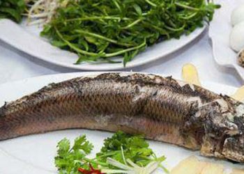 Chị em cứ xào rau cần với thịt bò mà chưa biết rau cần xào với loại thức ăn này, ăn kèm bún thì ngon tuyệt