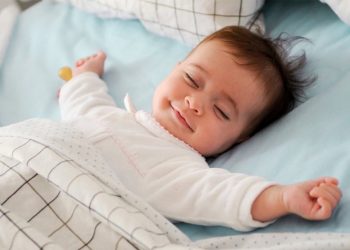 4 Nguyên tắc mẹ cần nắm vững khi chăm sóc bé vào thời tiết mưa phùn nồm ẩm