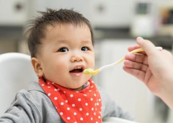 Mách mẹ cách chọn và giặt xả yếm ăn dặm em bé luôn mềm mại
