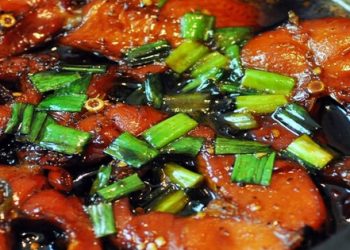 Nhớ món cá kho với nước cốt chanh vừa rắn, không tanh, vừa vàng thơm ngào ngạt mùi gừng, riềng và hạt tiêu của mẹ ngày Tết