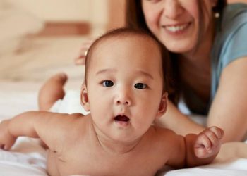 Mách mẹ 3 cách chăm sóc làn da bé an toàn khi bị trầy xước