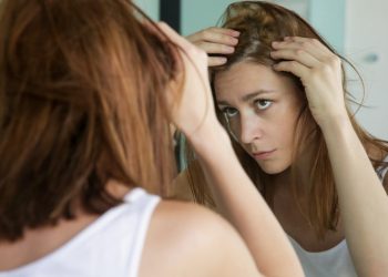Da đầu đổ mồ hôi cũng gây rụng tóc