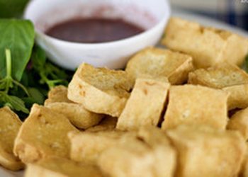 Đậu phụ chiên muốn trong mềm ngoài vàng giòn phải có mẹo, sai lầm nhất là cho luôn đậu vào chảo, lại thiếu đứt bước này nên mất độ ngon huyền thoại