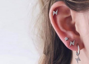 Nên chọn xỏ khuyên hay bấm khuyên?