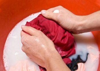Mẹo làm mất mùi mồ hôi trên quần áo không phải ai cũng biết