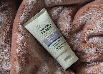 Review tẩy trang khăn nóng Superdrug Naturally Radiant Hot Cloth Cleanser: Phương pháp làm sạch da hiệu quả bất ngờ