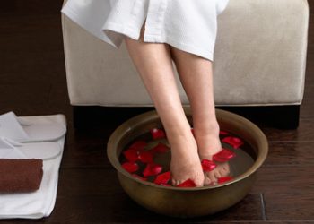 Cách xử lý khi bị hôi chân theo lời khuyên của các bác sĩ