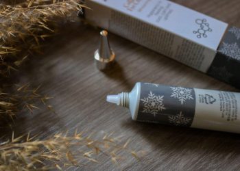 Review kem dưỡng mắt 3W Clinic Collagen Whitening Eye Cream: Đẩy lùi dấu hiệu lão hóa