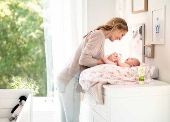 Áp dụng ngay 4 mẹo chăm sóc và phòng bệnh về da cho bé trong thời tiết nồm ẩm
