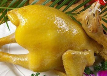 Luộc gà vịt để bụng hướng lên trên hay xuống dưới để da gà bóng vàng, thơm ngon chuẩn như nhà hàng