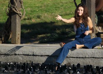 Selena Gomez và cảm hứng về cách phối đồ denim.