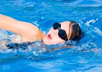 Mách bạn cách loại bỏ nước trong tai khi đi bơi rất đơn giản