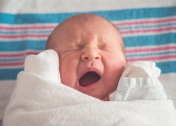 Cẩm nang khử sạch mùi hôi sữa trên quần áo bé để bé yêu vui khỏe đón Tết cùng bố mẹ