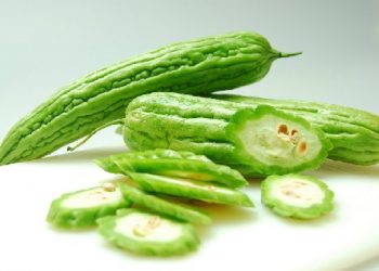Mách mẹ cách trị rôm sảy cho bé bằng các loại lá tắm
