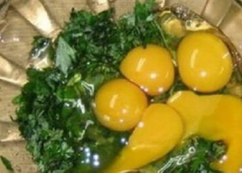 Một bước rất đơn giản khử sạch vị đắng giúp món trứng gà chiên ngải cứu cực ngon và dễ ăn