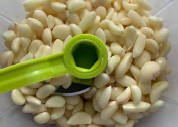 Lộ bí quyết nhà hàng để rau xào thơm phức: Hóa ra nhờ lọ gia vị “nhỏ nhưng có võ” lại dễ làm này
