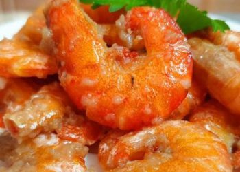 Tôm rang cùng thứ nước vắt ra từ quả này, thơm lừng, đỏ au, béo ngậy, để vài ngày bên ngoài tủ lạnh vẫn ngon vô đối