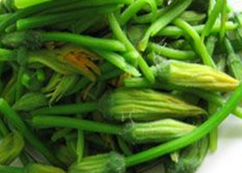 Muốn luộc rau xanh rì, giòn ngon và giữ được vitamin thì mẹ đảm thêm thìa nước này vào, chứ đậy hay mở vung như lâu nay vẫn làm xưa rồi