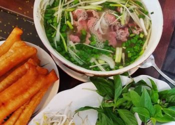 Nghệ thuật cho rau gia vị vào món phở, món rươi và cách dùng lá chanh tinh tế cho món ăn của người Hà Nội