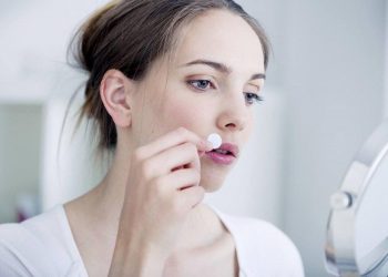 Miếng dán mụn nào tốt? REVIEW A-Z: 6 miếng dán mụn tốt nhất hiện nay