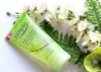 Review sữa rửa mặt Simple Kind To Skin Refreshing Facial Wash Gel