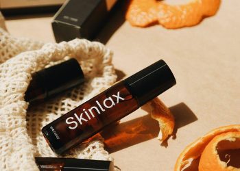 Review thanh lăn đa năng dưỡng mắt môi Skinlax Oil Roller: bí quyết giúp mắt sáng, môi xinh hiệu quả chỉ sau 1 tuần sử dụng