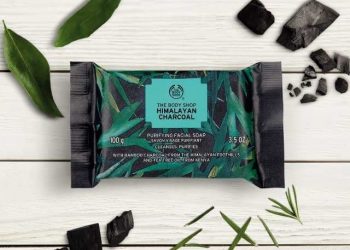 Review xà phòng rửa mặt kiềm dầu, trị mụn The Body Shop Himalayan Charcoal Purifying Facial Soap