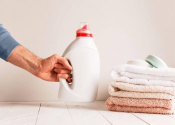 Chọn nước xả chuyên dụng cho áo quần giặt máy