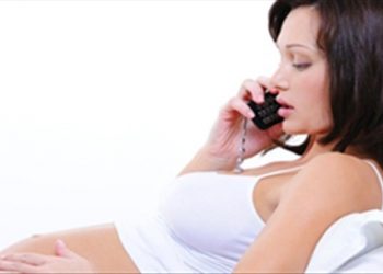 Cách hay giúp mẹ bầu giảm thiểu bức xạ của điện thoại