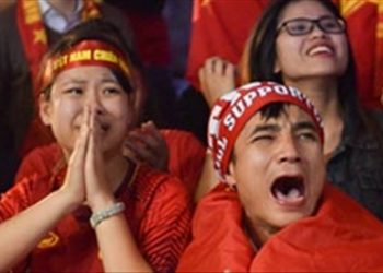Bí quyết giúp fan cuồng bóng đá giảm rát họng khi hò hét