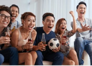 Mẹo giữ sức khỏe khi thức khuya xem World Cup nên biết