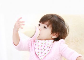 Mách mẹ 3 mẹo khử mùi nôn trớ và hôi sữa trên yếm ăn của bé