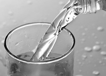Một số cách giúp rửa ly thủy tinh sạch và sáng bóng