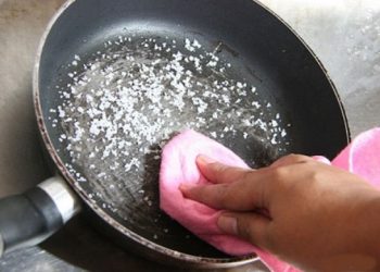 Một số cách làm sạch các đồ dùng nhà bếp chỉ trong nháy mắt