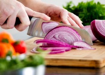 10 mẹo cắt hành không cay mắt giúp việc làm bếp thêm vui