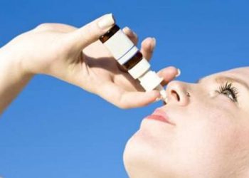 Hướng dẫn cách nhỏ mũi đúng cách cho người bị viêm xoang