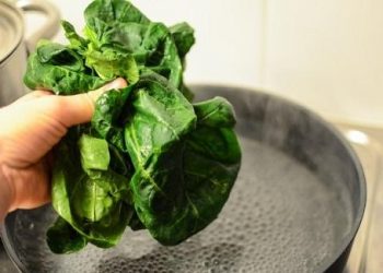 Cách luộc rau xanh ngon giòn, không mất chất dinh dưỡng trong rau