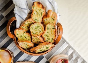 3 cách làm bánh mì nướng bơ tỏi bằng chảo chống dính đơn giản thơm ngon