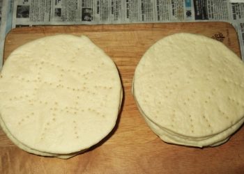 2 cách làm đế pizza mỏng giòn, mềm xốp cực ngon thơm lừng gian bếp