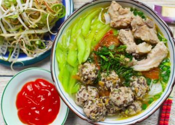 Cách nấu bún ốc dọc mùng ngon chuẩn vị, không bị tanh